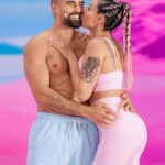 Alicia « Shanna » Kress Instagram - C’est fait 😍 Ajoute en rappel la date de sortie du 1er teaser le plus WTF jamais vu 😅 (rdv le 1er Mai 2024) 🗓️ Je dois être honnête avec vous.. Je n’étais pas pour dévoiler ne serait-ce qu’un bout du décor mais l’équipe m’a convaincu ! Et maintenant que c’est fait j’avoue que je suis super excité et fier parce que BORDEL c’est LOURD ! J-6 avant le début de ton nouveau challenge Summer body ☀️ Et il est à l’image de cette photo : FUN, FOU et EFFICACE 💣 On espère que vous avez hâte de nous rejoindre les soldats ! Dites-nous en commentaires ce que vous inspire cette première photo dévoilée 😍 #fitnesscamp #summerbody #summertime #couplekiss #bisou #couplelove #complicité #loveis