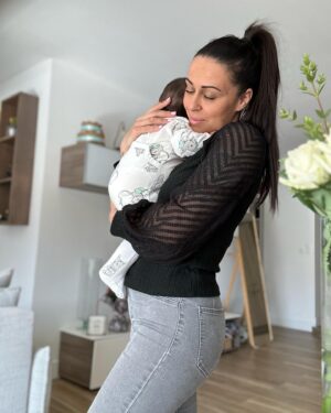 Alicia « Shanna » Kress Instagram - Un an jour pour jour où tu es arrivé mon fils! 😍♥️
Tu m’as transformé je suis une autre femme et je préfère tellement celle que je suis devenue grâce à toi et à ton papa 😍♥️🙏🏼
J’me rappelle,
moi qui disait “je ne sais pas si j’aurai l’instinct maternelle 😣”
😂😂😂 tu ne peux pas avoir plus l’instinct maternelle que moi 😂😍🙏🏼
Tous les jours on vit une aventure à tes côtés mon fils! Une aventure exceptionnelle Notre trésor ♥️♥️♥️♥️
Tellement hâte de découvrir la suite ♥️