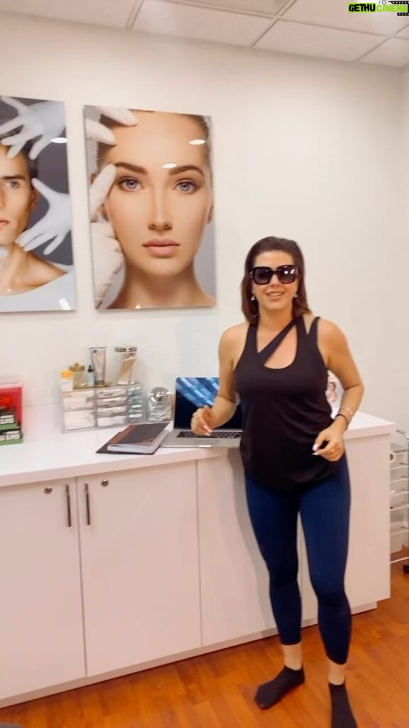 Alicia Machado Instagram - Aquí 👈🏻 con mi doctor 👨‍⚕️ @doctor.galan y resulta que logré engañar a la ciencia 🧬 La maquinita dice que tengo menos edad que la real 🤣🤣🤣🤣🤣😍🥰🙏🏻💋💋💋 #healthylifestyle #cosmetics #galanaesthetics #actresslifestyle #antiaging #aliciamachadodietplan