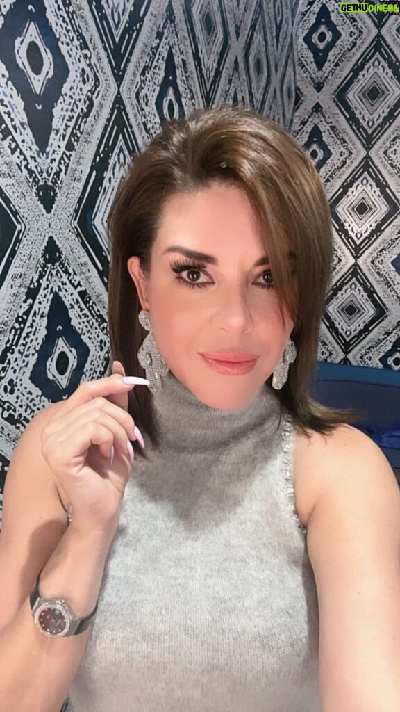 Alicia Machado Instagram - Mi gente ! Ya tienen mi exclusiva paleta 🎨 de maquillaje ? #makeupcollection by @machadooficial @rubyy_vargas @rv_cosmetics available now #shopping #ahoppingonline Una tarde ⏰ de trabajo 👩‍💻 Creatividad y cariño 🥰 Mi #makeup #makeupartist #makeuppalette Nos vemos en @encasacontelemundo @telemundorealities @telemundo