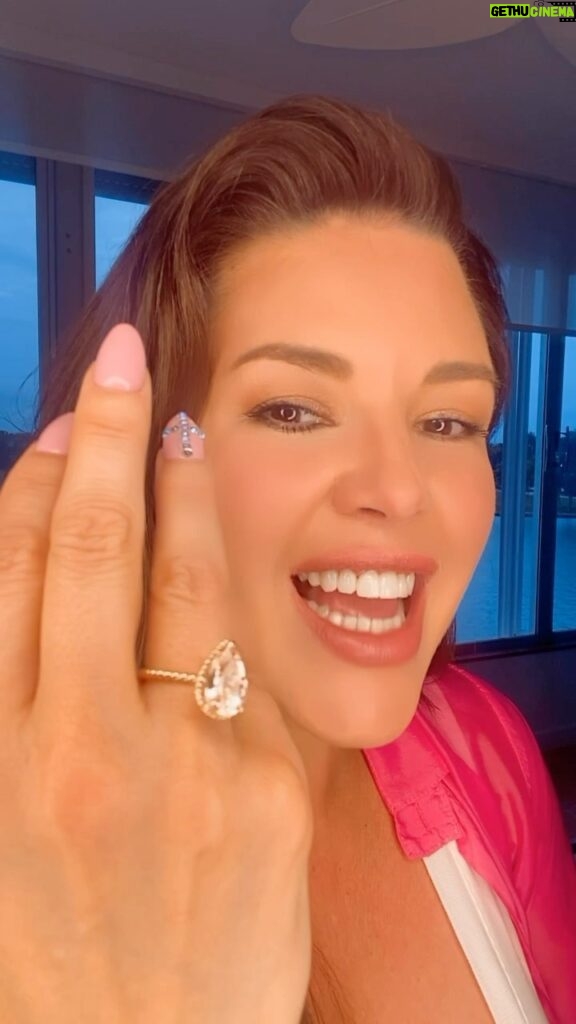 Alicia Machado Instagram - Diamonds are the girl’s best friend! Nothing can make a Lady fall in love more than a Diamond! Thank you so much 😊 for this amazing present 🎁 @sellerofjewels El mejor amigo de una mujer un hermoso Diamante 💎 #jewelry #diamonds #gifts #california #presents #love #couplegoals #engagement #engagementrings #shoppingonline 💎🎁💎💍💎💍💝💐🎁