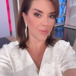 Alicia Machado Instagram - Hermosa todo el éxito del universo @carmenaub @elsenordeloscielos @telemundoseries #actress🎬 Encantada 🥰 de acompañarlas chicas estos días como Conductora Invitada en @lamesacaliente @telemundo Los amo mi gente bella ! #estreno #premiere #señordeloscielos #perfumes @zermatus @zermatoficial