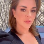 Alicia Machado Instagram - Mi gente feliz fin de semana ❤️ en el estudio 📖 una sorpresa en el camino ! #musica
