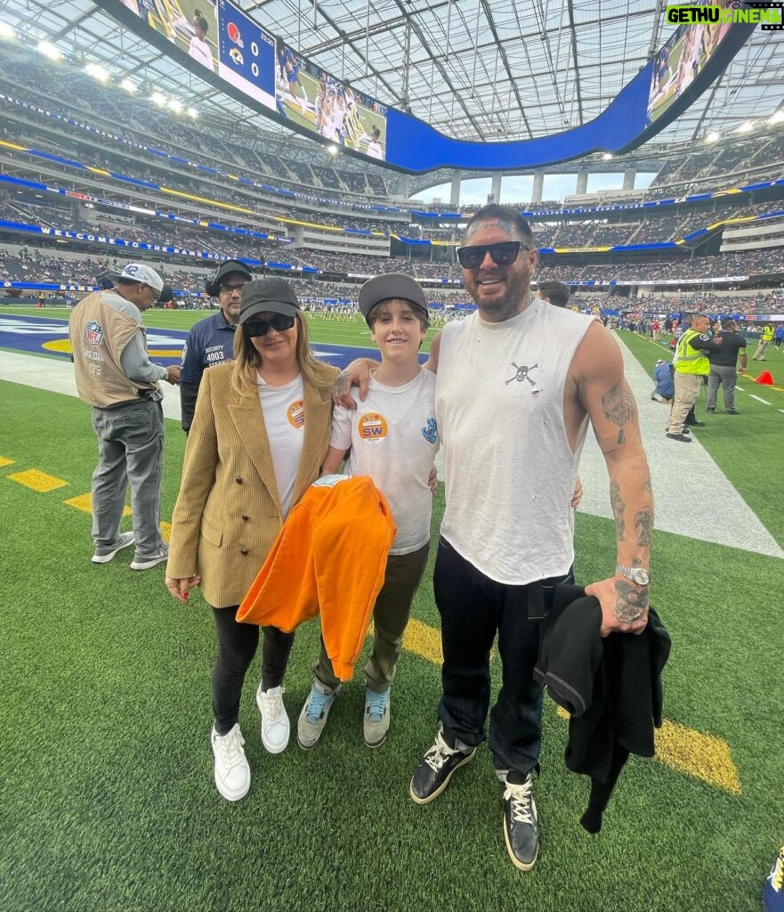 Alicia Silverstone Instagram - Bear, Christopher, and I had a special day together watching the @clevelandbrowns vs @rams at @sofistadium yesterday 🏈 Christopher, Bear’s dad, has been a die hard Browns fan since he was a child. (he picked this team cause they were the underdogs) Special shoutout to @calbrown17 for inviting us! Not only is Callie the assistant wide receiver coach for the Browns, but she is a total badass that made history by becoming the first woman to coach an NFL position group in a regular-season game! So awesome 🤩👏🏻🔥