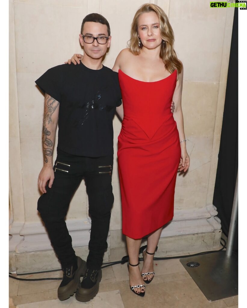 Alicia Silverstone Instagram - Backstage with my super fun, sweet, and brilliant friend @csiriano for his fashion show at #NYFW 🖤❤️ #MondayMemories