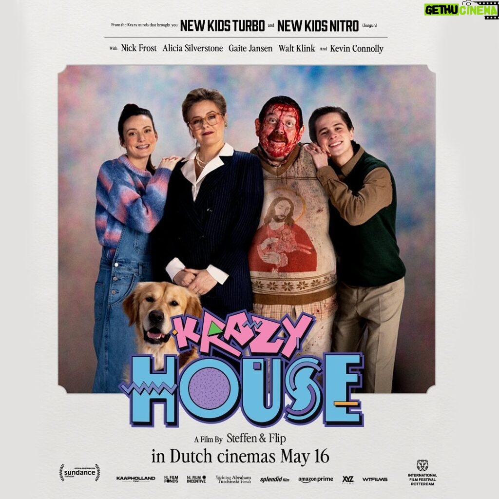 Alicia Silverstone Instagram - Ain’t nothing wrong with a good ol’ family portrait 👨‍👩‍👧‍👦 Krazy House, in Dutch theaters May 16. #KrazyHouse