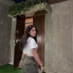 Alifa Lubis Instagram - Berakit rakit kehulu ,berenang renang kemana ? Kesepian yah ?