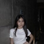 Alifa Lubis Instagram - Berakit rakit kehulu ,berenang renang kemana ? Kesepian yah ?