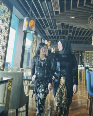 Alifa Lubis Instagram - Lots of love 🖤 
-
-
Cake birthday by @garbinscake 
Ice cream by @paletaswey 
Photo by @mdv.photograph