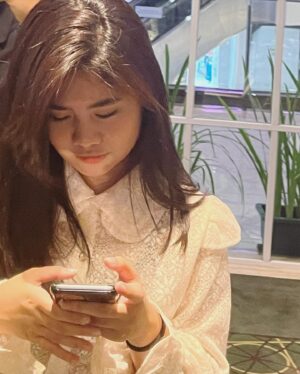 Alifa Lubis Instagram - Lagi nunggu chat dari kamu