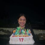 Alifa Lubis Instagram - Happy sweet Seventeen to mee!! Kado termanis untuk akuuuu salah satu impian alifaa bisa bawa ibu dan ayah ke Mekkah tercapai alhamdulilah,smoga impian2 alifa tercapai juga di tahun2 selanjut nya aminnn - OH IYAA GUYSSSS BTW MV AKUU UDH KELUAR YAAA KALIAN BISA CHECK DI YTB @bentukmanagement dan bisa di dengerin di seluruh platform music !! LAGU INI TUH DI BIKIN 5 TAUN LALUUUU AHAHAHAH SMOGA KALIAN SUKA YAAA!! THANKYOU FOR THE BIRTHDAY WISHES NYAA I LOVE U GUYS !! - Satuuu lagiiii cake birthday wishlist akuuuu dari @garbinscake makasiii aaaa tau aja aku pengen bgt cake gituuu 🥹🥹🥹🫶🏻🫶🏻