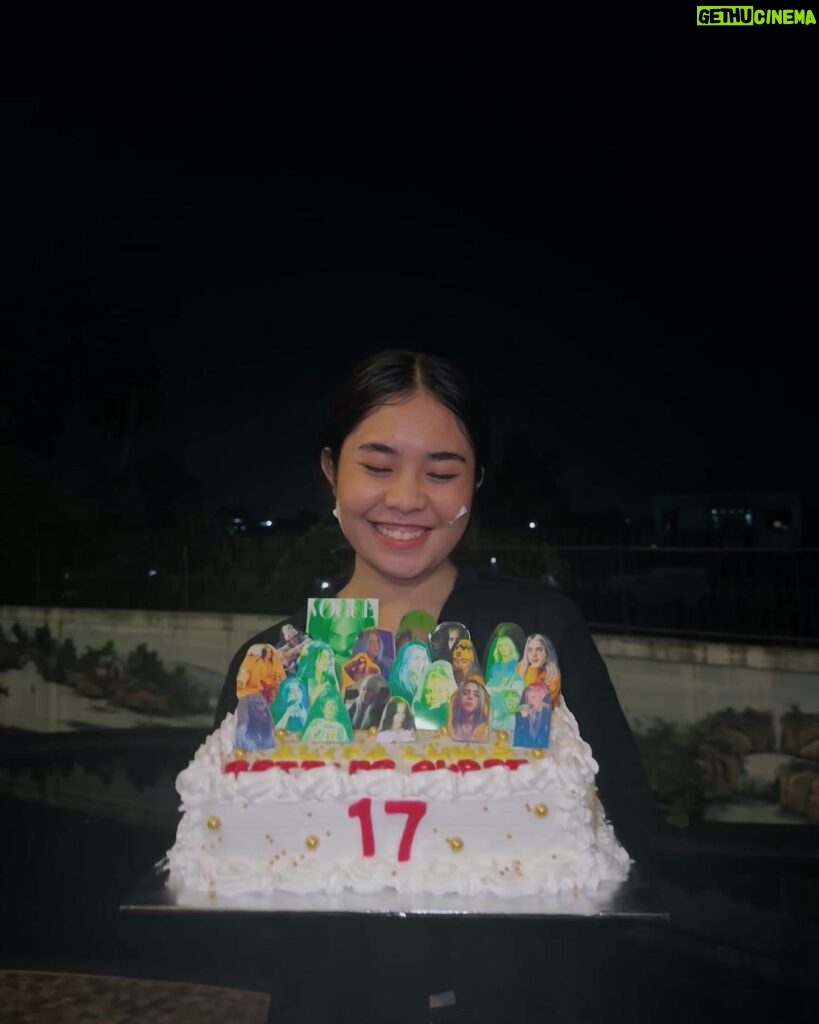 Alifa Lubis Instagram - Happy sweet Seventeen to mee!! Kado termanis untuk akuuuu salah satu impian alifaa bisa bawa ibu dan ayah ke Mekkah tercapai alhamdulilah,smoga impian2 alifa tercapai juga di tahun2 selanjut nya aminnn - OH IYAA GUYSSSS BTW MV AKUU UDH KELUAR YAAA KALIAN BISA CHECK DI YTB @bentukmanagement dan bisa di dengerin di seluruh platform music !! LAGU INI TUH DI BIKIN 5 TAUN LALUUUU AHAHAHAH SMOGA KALIAN SUKA YAAA!! THANKYOU FOR THE BIRTHDAY WISHES NYAA I LOVE U GUYS !! - Satuuu lagiiii cake birthday wishlist akuuuu dari @garbinscake makasiii aaaa tau aja aku pengen bgt cake gituuu 🥹🥹🥹🫶🏻🫶🏻