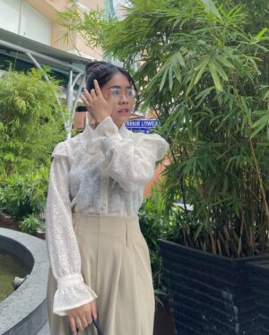 Alifa Lubis Instagram - Lagi nunggu chat dari kamu