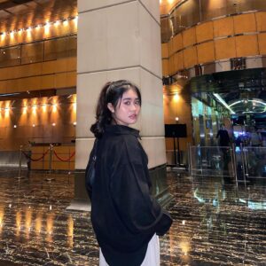 Alifa Lubis Instagram - mau buka puasa pake janji kamu aja soalnya lebih manis daripada takjil