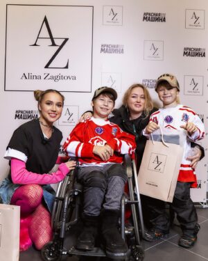 Alina Zagitova Instagram - Вчера прошла презентация моей первой коллекции одежды! 🥳
Скажу честно, это было очень волнительно, я долго подготавливала как саму коллекцию, так и презентацию🙏
Хочу сказать спасибо всем, кто поддержал меня в этот день. Для меня это очень ценно и важно🥰
Также хочу сказать слова благодарности тем, кто поддерживал меня дистанционно, у кого не получилось присутствовать. Независимо от того, что между нами есть расстояние, я всё равно чувствую вашу поддержку🙏❤️