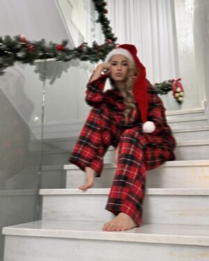 Alina Zagitova Instagram - Хочу поздравить всех с Новым Годом!🎄
Этот год был очень насыщенным 💫
Естественно, были как взлеты, так и падения, но от этого жизнь становится только интереснее и наполняется яркими красками! 
Желаю всем вам новогоднего настроения, веры в чудеса и исполнения желаний! Не забудьте загадать желание под бой курантов🙏🏻
Надеюсь, что следующий год будет наполнен лёгкостью и спокойствием! И пусть подарит каждому счастье, любовь и доброту🥰
А главное - это крепкого-крепкого здоровья вам и вашим близким❤️
С Новым 2024 годом🥳