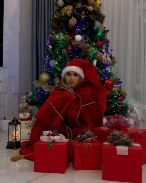Alina Zagitova Instagram - Хочу поздравить всех с Новым Годом!🎄
Этот год был очень насыщенным 💫
Естественно, были как взлеты, так и падения, но от этого жизнь становится только интереснее и наполняется яркими красками! 
Желаю всем вам новогоднего настроения, веры в чудеса и исполнения желаний! Не забудьте загадать желание под бой курантов🙏🏻
Надеюсь, что следующий год будет наполнен лёгкостью и спокойствием! И пусть подарит каждому счастье, любовь и доброту🥰
А главное - это крепкого-крепкого здоровья вам и вашим близким❤️
С Новым 2024 годом🥳