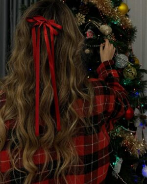 Alina Zagitova Instagram - Хочу поздравить всех с Новым Годом!🎄
Этот год был очень насыщенным 💫
Естественно, были как взлеты, так и падения, но от этого жизнь становится только интереснее и наполняется яркими красками! 
Желаю всем вам новогоднего настроения, веры в чудеса и исполнения желаний! Не забудьте загадать желание под бой курантов🙏🏻
Надеюсь, что следующий год будет наполнен лёгкостью и спокойствием! И пусть подарит каждому счастье, любовь и доброту🥰
А главное - это крепкого-крепкого здоровья вам и вашим близким❤️
С Новым 2024 годом🥳