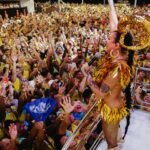 Alinne Rosa Instagram - Que carnaval! Meu vale, quero começar esse #tbt “de ontem” agradecendo a cada um de vcs! Quando escrevi “que sorte essa nossa, felicidade na rua, Ce não larga minha mão e eu não largo da sua” sabia que não era da boca pra fora. Sofremos com os transtornos do sábado de carnaval, que culminaram no atraso do nosso bloco, prejudicando o desfile como um todo… Mas vcs estavam ali!!! E nós enfrentamos um apagão na avenida juntos (coisa que eu nunca vi em 20 anos)! A luz voltou com o Vale passando no Barra-Ondina e aquela cena de vcs pulando, comemorando, eu nunca vou esquecer! Nosso desfile foi prejudicado por questões que não dependiam de mim, da minha equipe e muito menos de vcs. Por isso eu agradeço mil vezes a quem não soltou a mão da ariana aqui. Minha #PipocaRosa também foi massa! Quanta chuva no domingo, quantos rostinhos conhecidos nesses 20 anos coladinhos no trio… vi beijos, abraços, beijos de novo (que vcs são danadinhos) e tudo fez sentido. Do nosso jeito… da nossa forma, nós estamos ligados. Agradeço a minha equipe e meus parceiros que fizeram esforços, em todas as áreas, para que tudo saísse da melhor forma. Sem todos vocês eu não sou ninguém! Muito obrigada! E quem sabe eu não faço uma comemoração da maioridade da carreira? 21 anos é logo ali! Tem minha cara, né? Vou ver e qualquer coisa eu falo rsrsrs amo vcs! #alinnerosa #carnavalalinnerosa #carnaval2024 #carnavaldesalvador #blocoovale