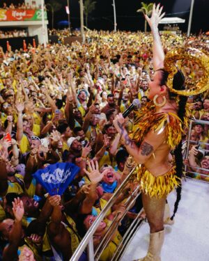 Alinne Rosa Instagram - Que carnaval! Meu vale, quero começar esse #tbt “de ontem” agradecendo a cada um de vcs! Quando escrevi “que sorte essa nossa, felicidade na rua, Ce não larga minha mão e eu não largo da sua” sabia que não era da boca pra fora. 

Sofremos com os transtornos do sábado de carnaval, que culminaram no atraso do nosso bloco, prejudicando o desfile como um todo… Mas vcs estavam ali!!! E nós enfrentamos um apagão na avenida juntos (coisa que eu nunca vi em 20 anos)! A luz voltou com o Vale passando no Barra-Ondina e aquela cena de vcs pulando, comemorando, eu nunca vou esquecer! 

Nosso desfile foi prejudicado por questões que não dependiam de mim, da minha equipe e muito menos de vcs. Por isso eu agradeço mil vezes a quem não soltou a mão da ariana aqui. 

Minha #PipocaRosa também foi massa! Quanta chuva no domingo, quantos rostinhos conhecidos nesses 20 anos coladinhos no trio… vi beijos, abraços, beijos de novo (que vcs são danadinhos) e tudo fez sentido. Do nosso jeito… da nossa forma, nós estamos ligados. 

Agradeço a minha equipe e meus parceiros que fizeram esforços, em todas as áreas, para que tudo saísse da melhor forma.

Sem todos vocês eu não sou ninguém! Muito obrigada! E quem sabe eu não faço uma comemoração da maioridade da carreira? 21 anos é logo ali! Tem minha cara, né? Vou ver e qualquer coisa eu falo rsrsrs amo vcs!

#alinnerosa #carnavalalinnerosa #carnaval2024 #carnavaldesalvador #blocoovale