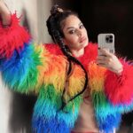 Alinne Rosa Instagram - Não só hoje, mas SEMPRE eu tô com meu Vale! Sou muito feliz e grata por nossa troca, por minha voz ecoar nessa luta. Dia a dia, lado a lado! ❤️🌈 #DiacontraaLGBTfobia #alinnerosa #lgbtqia #diacontralalgtbifobia