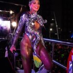 Alinne Rosa Instagram - Que carnaval! Meu vale, quero começar esse #tbt “de ontem” agradecendo a cada um de vcs! Quando escrevi “que sorte essa nossa, felicidade na rua, Ce não larga minha mão e eu não largo da sua” sabia que não era da boca pra fora. Sofremos com os transtornos do sábado de carnaval, que culminaram no atraso do nosso bloco, prejudicando o desfile como um todo… Mas vcs estavam ali!!! E nós enfrentamos um apagão na avenida juntos (coisa que eu nunca vi em 20 anos)! A luz voltou com o Vale passando no Barra-Ondina e aquela cena de vcs pulando, comemorando, eu nunca vou esquecer! Nosso desfile foi prejudicado por questões que não dependiam de mim, da minha equipe e muito menos de vcs. Por isso eu agradeço mil vezes a quem não soltou a mão da ariana aqui. Minha #PipocaRosa também foi massa! Quanta chuva no domingo, quantos rostinhos conhecidos nesses 20 anos coladinhos no trio… vi beijos, abraços, beijos de novo (que vcs são danadinhos) e tudo fez sentido. Do nosso jeito… da nossa forma, nós estamos ligados. Agradeço a minha equipe e meus parceiros que fizeram esforços, em todas as áreas, para que tudo saísse da melhor forma. Sem todos vocês eu não sou ninguém! Muito obrigada! E quem sabe eu não faço uma comemoração da maioridade da carreira? 21 anos é logo ali! Tem minha cara, né? Vou ver e qualquer coisa eu falo rsrsrs amo vcs! #alinnerosa #carnavalalinnerosa #carnaval2024 #carnavaldesalvador #blocoovale