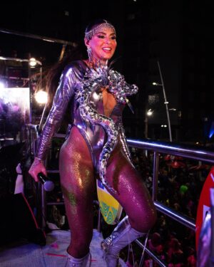 Alinne Rosa Instagram - Que carnaval! Meu vale, quero começar esse #tbt “de ontem” agradecendo a cada um de vcs! Quando escrevi “que sorte essa nossa, felicidade na rua, Ce não larga minha mão e eu não largo da sua” sabia que não era da boca pra fora. 

Sofremos com os transtornos do sábado de carnaval, que culminaram no atraso do nosso bloco, prejudicando o desfile como um todo… Mas vcs estavam ali!!! E nós enfrentamos um apagão na avenida juntos (coisa que eu nunca vi em 20 anos)! A luz voltou com o Vale passando no Barra-Ondina e aquela cena de vcs pulando, comemorando, eu nunca vou esquecer! 

Nosso desfile foi prejudicado por questões que não dependiam de mim, da minha equipe e muito menos de vcs. Por isso eu agradeço mil vezes a quem não soltou a mão da ariana aqui. 

Minha #PipocaRosa também foi massa! Quanta chuva no domingo, quantos rostinhos conhecidos nesses 20 anos coladinhos no trio… vi beijos, abraços, beijos de novo (que vcs são danadinhos) e tudo fez sentido. Do nosso jeito… da nossa forma, nós estamos ligados. 

Agradeço a minha equipe e meus parceiros que fizeram esforços, em todas as áreas, para que tudo saísse da melhor forma.

Sem todos vocês eu não sou ninguém! Muito obrigada! E quem sabe eu não faço uma comemoração da maioridade da carreira? 21 anos é logo ali! Tem minha cara, né? Vou ver e qualquer coisa eu falo rsrsrs amo vcs!

#alinnerosa #carnavalalinnerosa #carnaval2024 #carnavaldesalvador #blocoovale