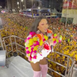Alinne Rosa Instagram - 10 anos depois... olha eu aqui! fevereiro se despede e lembro que, há dez anos, na chegada de março, segui em carreira solo. sob olhares desconfiados, apostas de quanto tempo eu ia durar, e decretos sobre mim e a minha carreira. 

me reaproximei dos meus fãs, encontrei a felicidade no meu Vale e sinto cada olhar de carinho por onde passo. e há dúvidas... “se eu fosse alinne...”, “ahhh alinne, mas pq vc não faz assim?”... pq nem sempre é tão fácil quanto parece, mas eu tô (eu tô eu tô eu tô, leia ao som de Vale) aqui! 

e agradeço a cada um que me deu a mão e coragem pra seguir a carreira solo. foi a melhor coisa que eu fiz! alinnistas, do nosso jeitinho, tamo juntos! ces sabem... amor é laço! bora para mais 20? ❤️

#alinnerosa #alinnistas