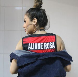 Alinne Rosa Instagram - O campeão voltou daquele jeito! MEU VITÓRIAAAAAAAAAAAAA 🔴⚫️❤️❤️❤️❤️

#ecvitoria #ecv #alinnerosa