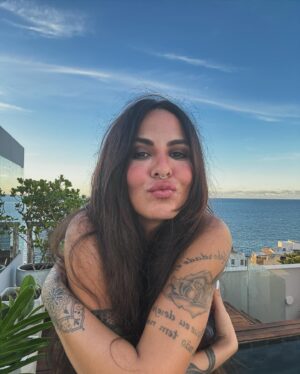 Alinne Rosa Instagram - Dia de festa no mar 🙌🏼 vem pra cá! 💙🤍 #2defevereiro #yemanja