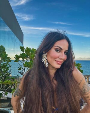Alinne Rosa Instagram - Dia de festa no mar 🙌🏼 vem pra cá! 💙🤍 #2defevereiro #yemanja