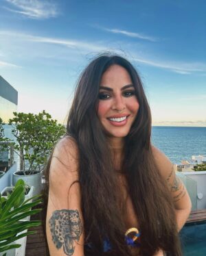 Alinne Rosa Instagram - Dia de festa no mar 🙌🏼 vem pra cá! 💙🤍 #2defevereiro #yemanja