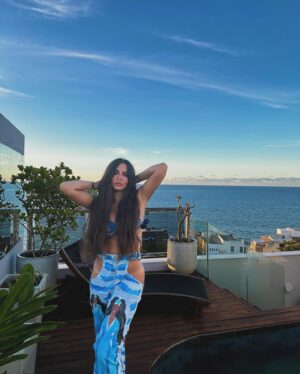 Alinne Rosa Instagram - Dia de festa no mar 🙌🏼 vem pra cá! 💙🤍 #2defevereiro #yemanja
