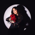 Alinne Rosa Instagram - quem te faz florescer? quem te tira do deserto? 🌹 #alinnerosa Stylist @luisazevedoo Beleza @cassiobeauty Foto @romariocarva