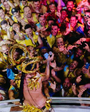 Alinne Rosa Instagram - Que carnaval! Meu vale, quero começar esse #tbt “de ontem” agradecendo a cada um de vcs! Quando escrevi “que sorte essa nossa, felicidade na rua, Ce não larga minha mão e eu não largo da sua” sabia que não era da boca pra fora. 

Sofremos com os transtornos do sábado de carnaval, que culminaram no atraso do nosso bloco, prejudicando o desfile como um todo… Mas vcs estavam ali!!! E nós enfrentamos um apagão na avenida juntos (coisa que eu nunca vi em 20 anos)! A luz voltou com o Vale passando no Barra-Ondina e aquela cena de vcs pulando, comemorando, eu nunca vou esquecer! 

Nosso desfile foi prejudicado por questões que não dependiam de mim, da minha equipe e muito menos de vcs. Por isso eu agradeço mil vezes a quem não soltou a mão da ariana aqui. 

Minha #PipocaRosa também foi massa! Quanta chuva no domingo, quantos rostinhos conhecidos nesses 20 anos coladinhos no trio… vi beijos, abraços, beijos de novo (que vcs são danadinhos) e tudo fez sentido. Do nosso jeito… da nossa forma, nós estamos ligados. 

Agradeço a minha equipe e meus parceiros que fizeram esforços, em todas as áreas, para que tudo saísse da melhor forma.

Sem todos vocês eu não sou ninguém! Muito obrigada! E quem sabe eu não faço uma comemoração da maioridade da carreira? 21 anos é logo ali! Tem minha cara, né? Vou ver e qualquer coisa eu falo rsrsrs amo vcs!

#alinnerosa #carnavalalinnerosa #carnaval2024 #carnavaldesalvador #blocoovale