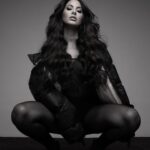 Alinne Rosa Instagram - se fosse o nome de um álbum, qual seria? 👀 diz pra mim #alinnerosa Stylist @luisazevedoo Beuaty @cassiobeauty Foto @romariocarva