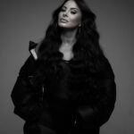 Alinne Rosa Instagram - se fosse o nome de um álbum, qual seria? 👀 diz pra mim #alinnerosa Stylist @luisazevedoo Beuaty @cassiobeauty Foto @romariocarva