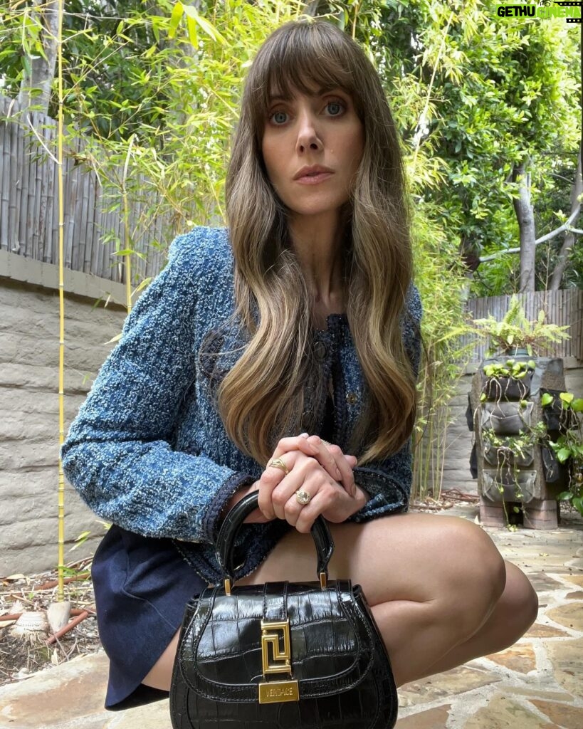 Alison Brie Instagram - Cute clothes, baby blues, and giant boxes in my foyer before today’s Universal Luncheon 🩵💙 #ApplesNeverFall