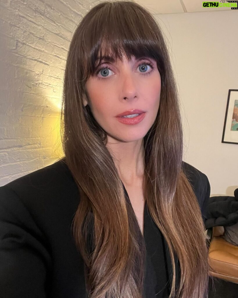 Alison Brie Instagram - At @thedailyshow we mean business 🖤 #applesneverfall