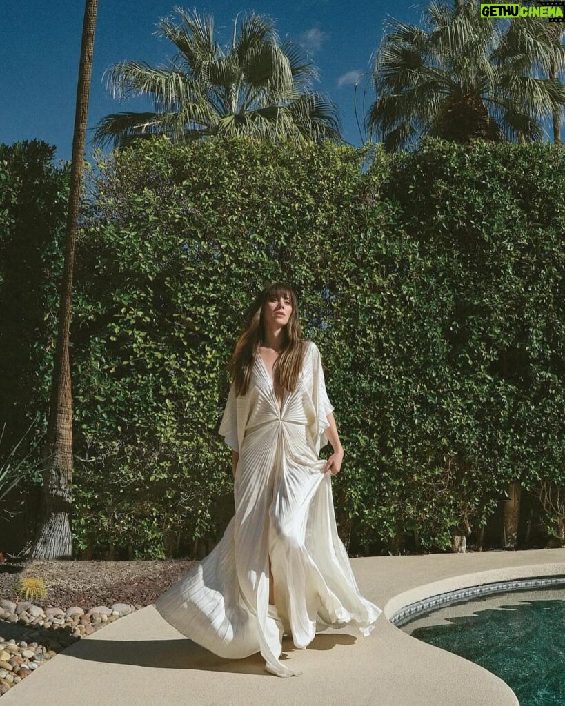 Alison Brie Instagram - PALM SPRINGS LIFE 🩵 MARCH 2024 March issue of @palmspringslifemagazine Photographer @dennisleupold Creative director @annakula Editor-in-chief @cactusandfog Stylist @erinwalshstyle Styling assist @carlynrosario Hair @tedgibson Makeup @robrumseymua Writer @lanikaps Video @chad.vh BTS @mayamjimenez Location @naturalretreats