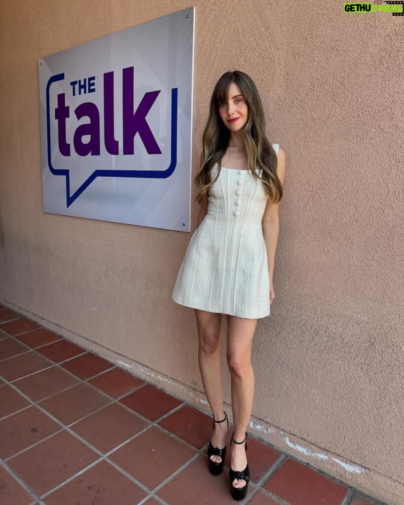 Alison Brie Instagram - If you talk @thetalkcbs …you gotta walk the walk(cbs) 😉 #thetalk #ApplesNeverFall 🤍