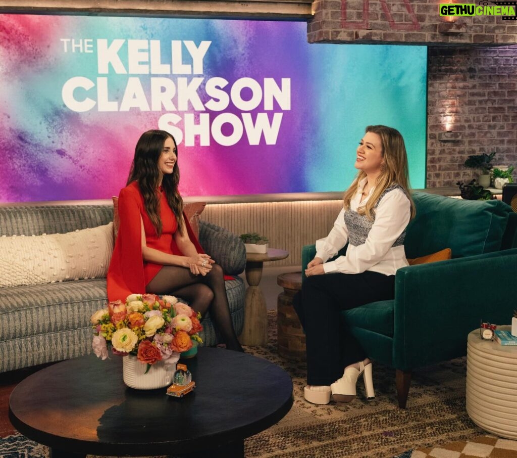 Alison Brie Instagram - I’ll be on @kellyclarksonshow tomorrow talking #ApplesNeverFall (all episodes drop tomorrow on @peacock !!) 🍎🍎🍎