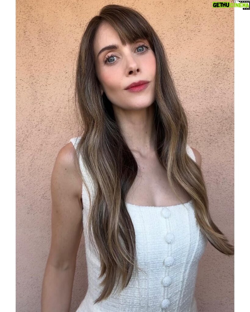 Alison Brie Instagram - The Talk glam 🍎💕 #applesneverfall #thetalk @thetalkcbs Hair by @clarissanya Makeup by @mollygreenwald Styling by @erinwalshstyle