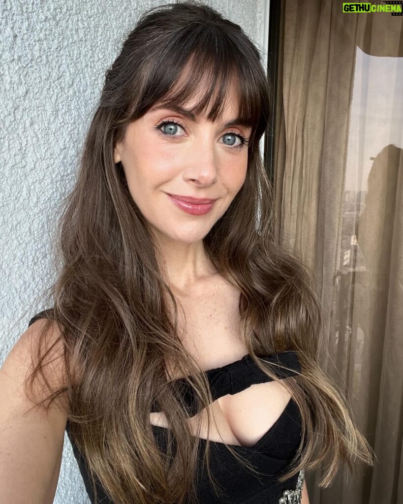 Alison Brie Instagram - happy girl doing Apples press #applesneverfall on @peacock march 14 🖤