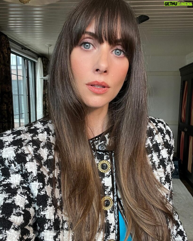 Alison Brie Instagram - Hello from rainy NYC ☔️ #applesneverfall