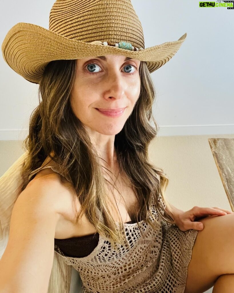 Alison Brie Instagram - The Gold Coast got me! Don’t worry, this hat didn’t make it home with me…but the memory of it will haunt my Aussie selfies forever 🍎💕 #applesneverfall