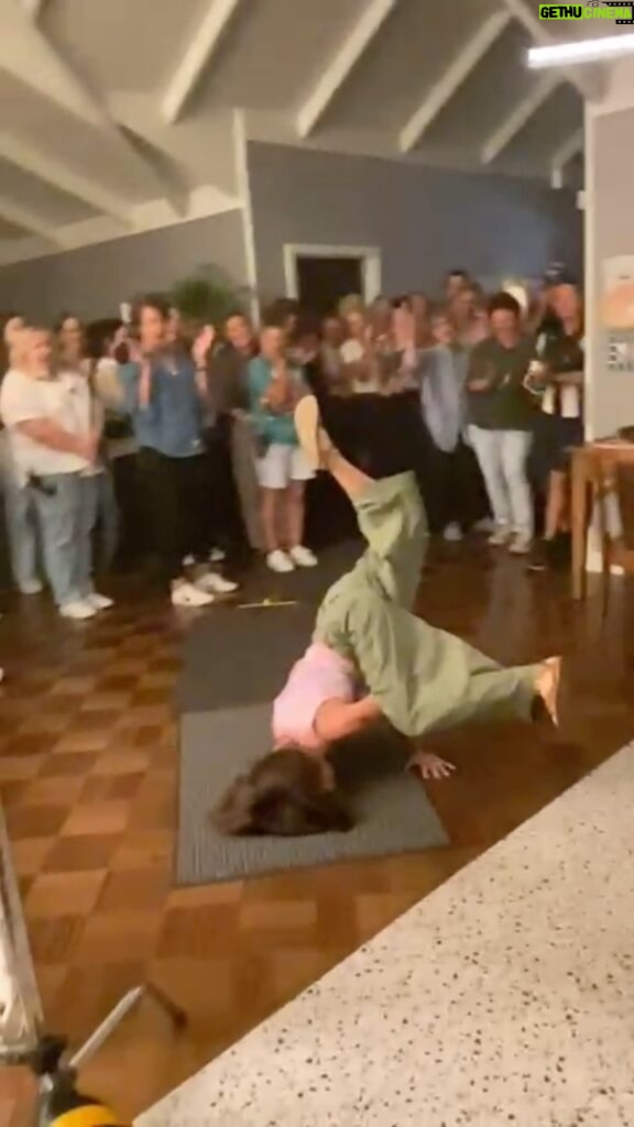 Alison Brie Instagram - My Apples wrap moves. Loved this crew so much i had to breakdance in appreciation!! (I use the term “breakdance” loosely) 🍎💕 (Feel free to do this when you finish watching the series) #applesneverfall