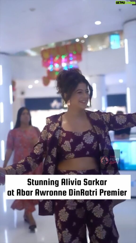 Alivia Sarkar Instagram - Stunning @reel2alivia at #AbarAwronneDinRatri Premiere ❤️ #AliviaSarkar #MoviePromotion #TheFilmySpy