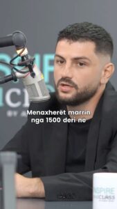 Alketa Vejsiu Instagram - Me @besmir_lulaj qe ka ndertuar dhe menaxhon Marina Bay ne Vlore ne nje gji te mrekullueshem ku lindjet dhe perendimet e diellit mbi Sazan, delfinat dhe varkat me vela e me motor, jane nje nga spektaklet me te bukura ne Detin Jon. @marinabayresort_casino Kemi folur per shume tema ne kete episod qe ju interesojne pushuesve por edhe investitoreve te kesaj fushe. Shpresoj qe po ju pelqen ky Podkast. Mua me frymezojne shume njerezit qe takoj me te cilet ndaj tema e biseda te vecanta. @podclass.alketavejsiu Na ndiqni ne You Tube ne Kanalin Class Media si dhe ne Spotify dhe cdo te marte ora 22.00 ne @klanradio