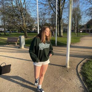 Allie Sherlock Instagram - Summer is around the corner so excited 😆 go follow my TikTok. Link in my bio (in link tree) 

 #fun #summer #friends #bestie #tiktok